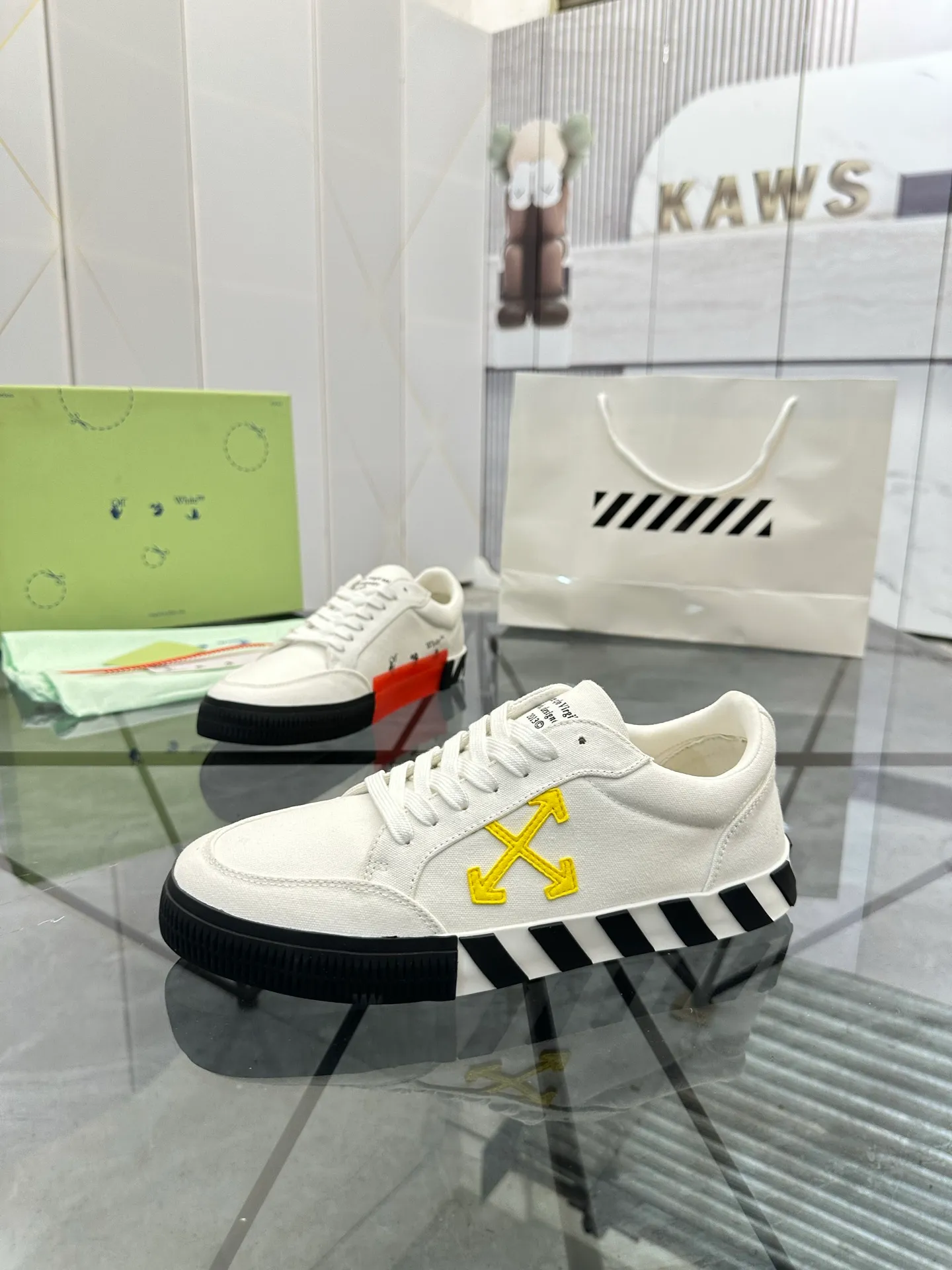 Selling men's shoes 💰: 💰P440¥ Product trademark: OFF WHITE *"OFF WHITE*" low-top casual shoes Regular size: 35-45 (can be customized to 46) Couple style Product materials: Original fabric from the upper counter, breathable lining, original outsole. No.: H203